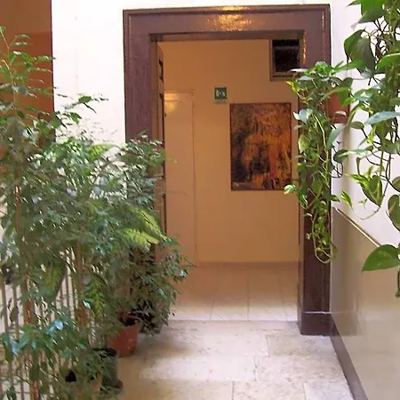 Hotel Romeo 2*